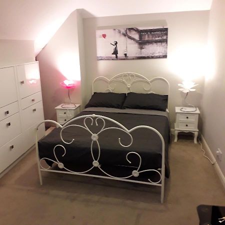 Street Artist Bed & Breakfast Ромфорд Екстериор снимка